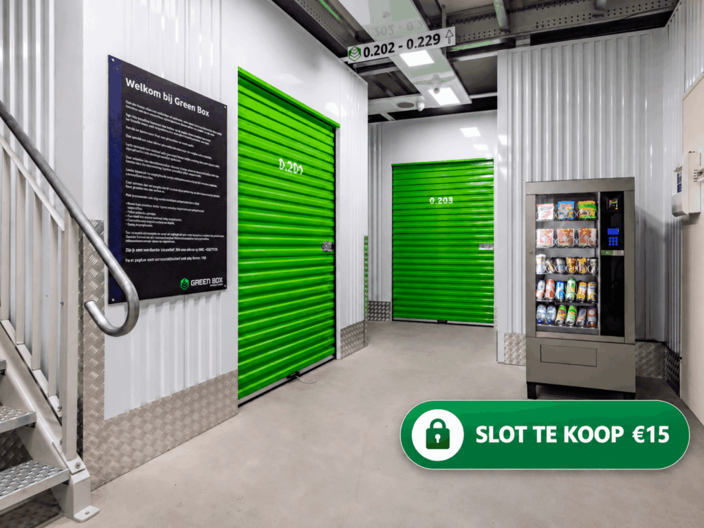 Moderne opslaggang met groene deuren en actieknop (1)